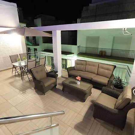 Centre Mediterranean House- 5 Bedroom, 4 Bathroom, Terrace Courtyard, Private Rooptop Pool Casa de Férias Sitges