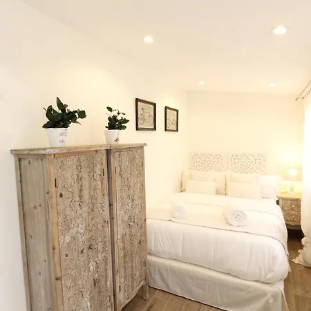 Centre Mediterranean House- 5 Bedroom, 4 Bathroom, Terrace Courtyard, Private Rooptop Pool